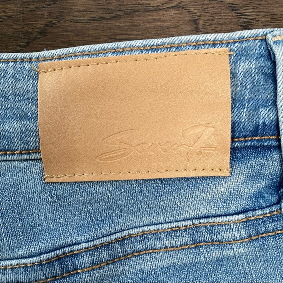 Seven 7 Women's Light Wash Breezy Crop Raw Hem Distressed Denim Jeans Size 8 - Picture 12 of 16